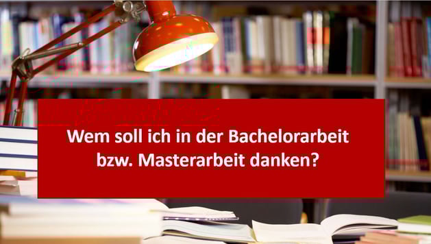 Schreibtisch mit Büchern und Lampe in der Mitte bezeichnet Wem soll ich in der Bachelorarbeit bzw. Masterarbeit danken?" 