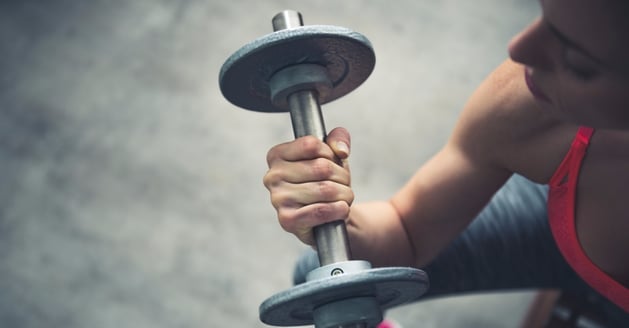 frau, die eine hantel stemmt