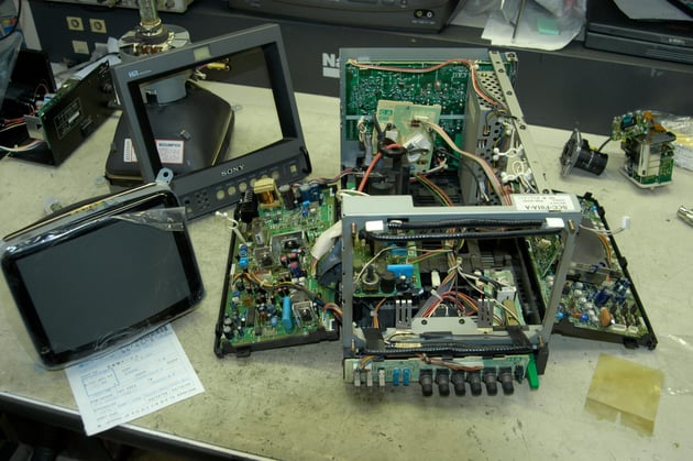 ソニー９型モニターＣＲＴ交換修理の様子