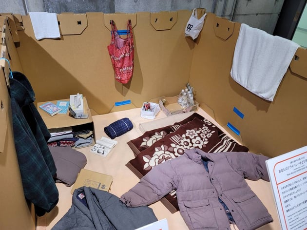 これは避難所生活を再現したものですが。プライバシーなどを考えると、なかなか厳しいものがあります。