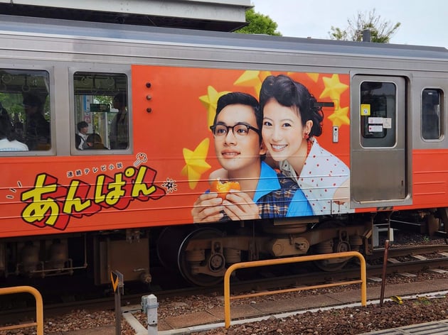 朝ドラ「あんぱん」放送に合わせ、高知ではラッピング列車が走っていました