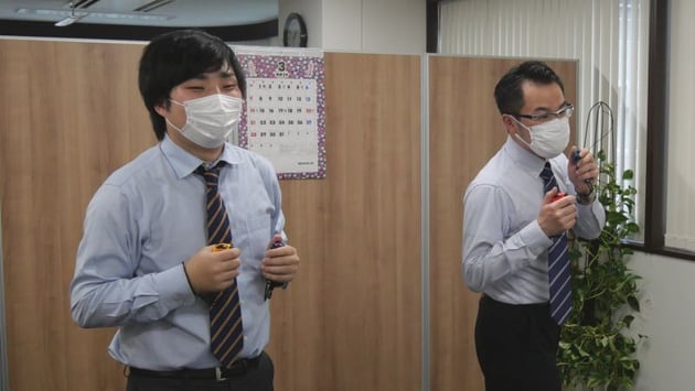 けっこう、さまになっている若林と、棒立ち気味の遠藤。