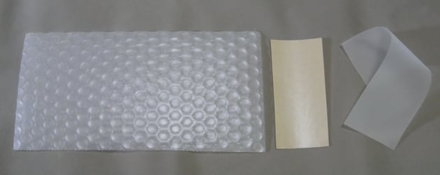 左から、ウイルセーフにエアセルマットをラミネートしたもの、ウイルセーフ粘着付き、ウイルセーフ。