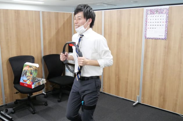 左太ももに見える青いものが、ジョイコンとレッグバンド