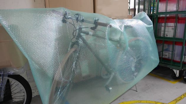 自転車にすっぽりとかぶせることができる、大きなエアセルマット製袋品を利用しています。