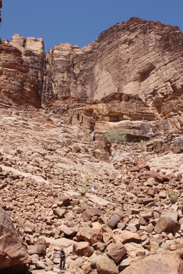 Im Bereich des grünen Strauches ist eine der seltenen Wasserquellen.