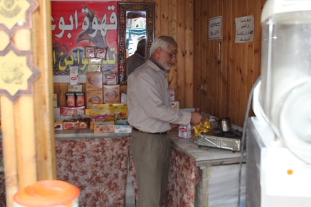 Jordanisches Straßenkaffee. Der Kaffee wird fast immer mit Kardamom gewürzt.