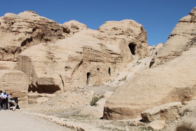 Grabkammern und Wohnhöhlen.