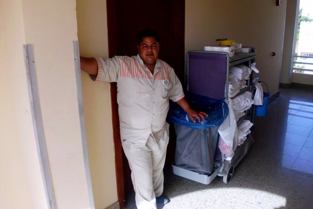 Unser Putzmann Emman, der wunderschöne Bettdekorationen gestaltete.