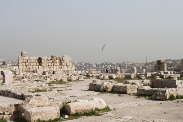 Im Hintergrund der höchste Fahnenmast der Welt, 105 m hoch.