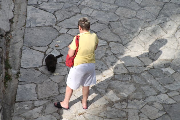 Renate bei der Katzenfütterung.