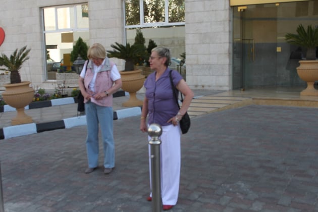 Inge und Renate vor dem Hotel.