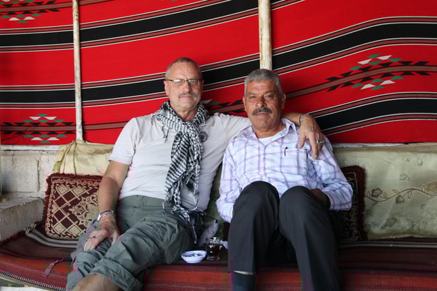 Ich und Abu Essam bei der Teatime im Beduinenzelt.