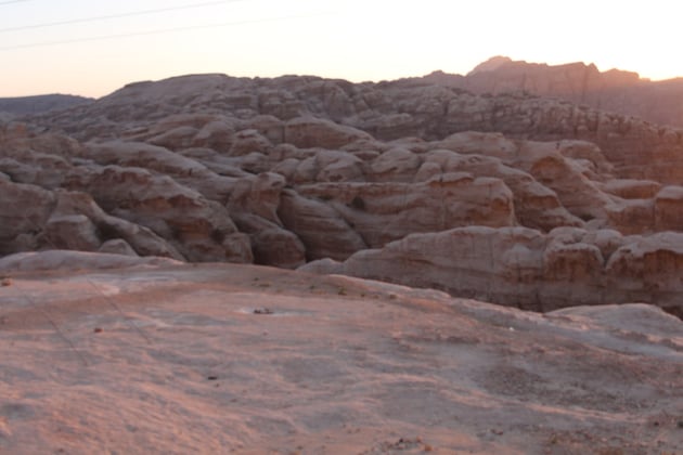 Das antike Petra von oben bei Sonnenuntergang.