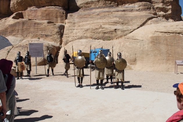 Eine antik verkleidete Ehrengarde von Petra.