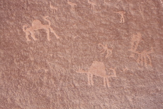 Jahrhundertealte nabatäische Felszeichnungen.