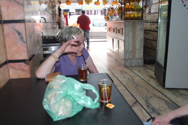 Im Cafe, ein Kaffee oder Tee 50 Cent bis 1 Euro.