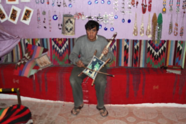 Der jordanische Musiker.