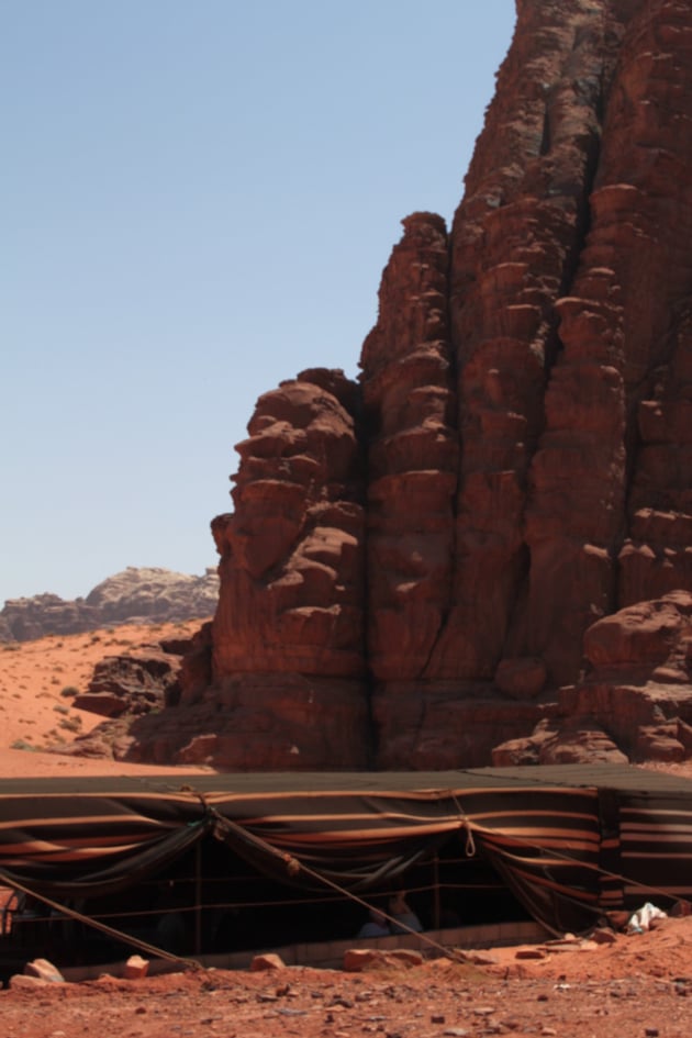Im Vordergrund ein Beduinenzelt.
