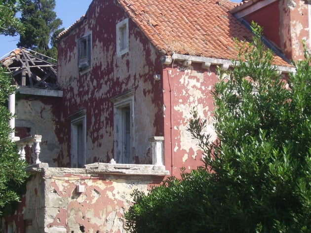 Haus in Srebreno mit Einschüssen.