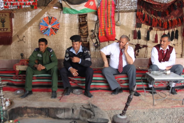 Im Beduinenzelt mit Polizei und Militär.