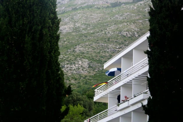 Unsere Veranda mit Deutschlandflagge.