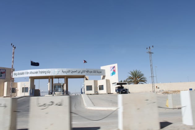 Militärstützpunkt in der Wüste.