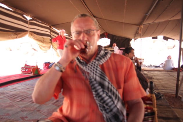 Die Beduinen verkaufen im Zelt Souvenirs und landestypische Produkte.