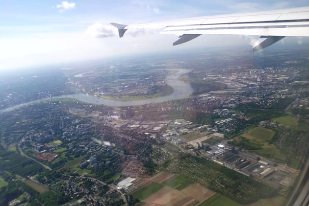 Abflug von Düsseldorf mit Rhein.