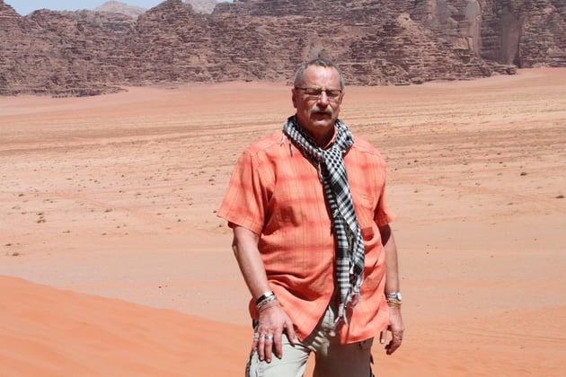 Ich mit passendem Farbton des Hemdes zur Wüste.