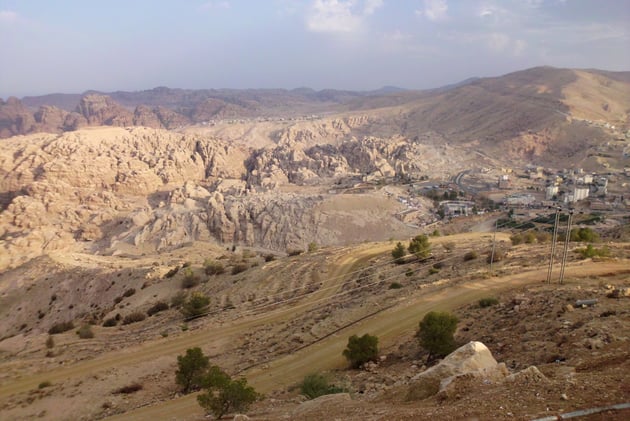 Petra ist völlig versteckt in den Bergen.Sichtbar ist nur das neue Petra.