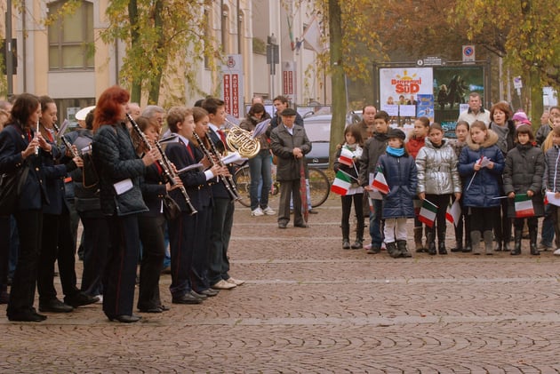 ... marcette con i bimbi attentissimi  e pronti a sventolare le bandiere