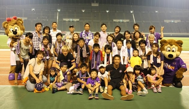 試合に招待いただき、終了後、サンフレッチェ広島在籍の高荻選手と中島選手と記念撮影！