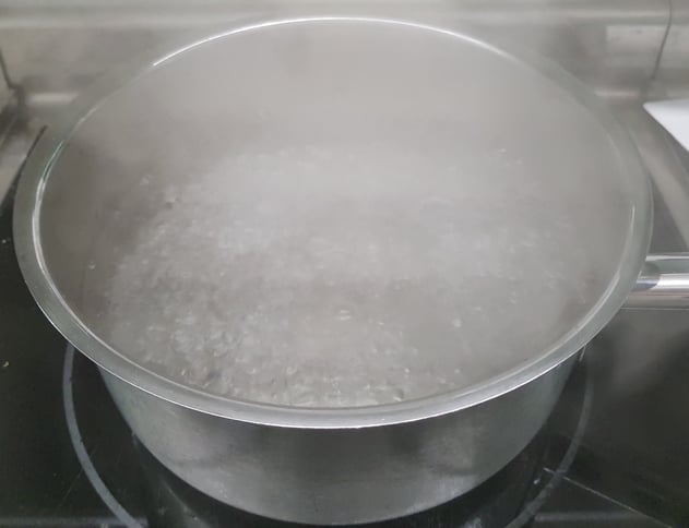 Wasser zum Kochen bringen und salzen.