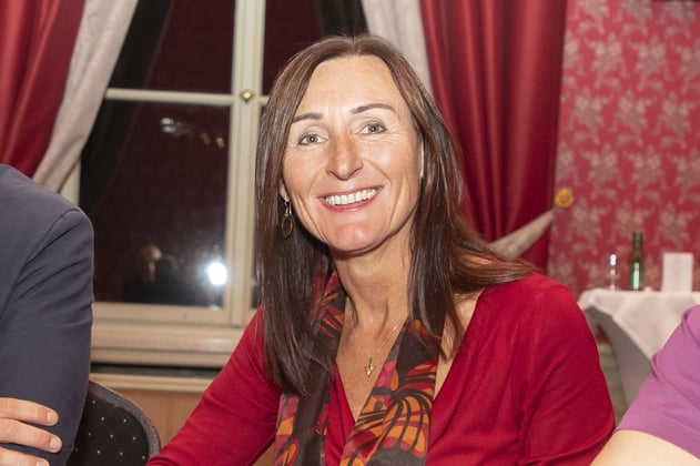 Renate Pilz sitzt am Tisch