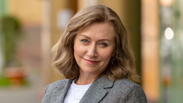 Reife Führungspersönlichkeit mit präsenter Ausstrahlung – Symbol für authentische Führung, innere Klarheit und energetische Verantwortung