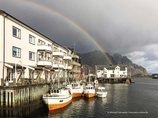 Hafen von Henningsvær auf den Lofoten ist ein Fotospot
