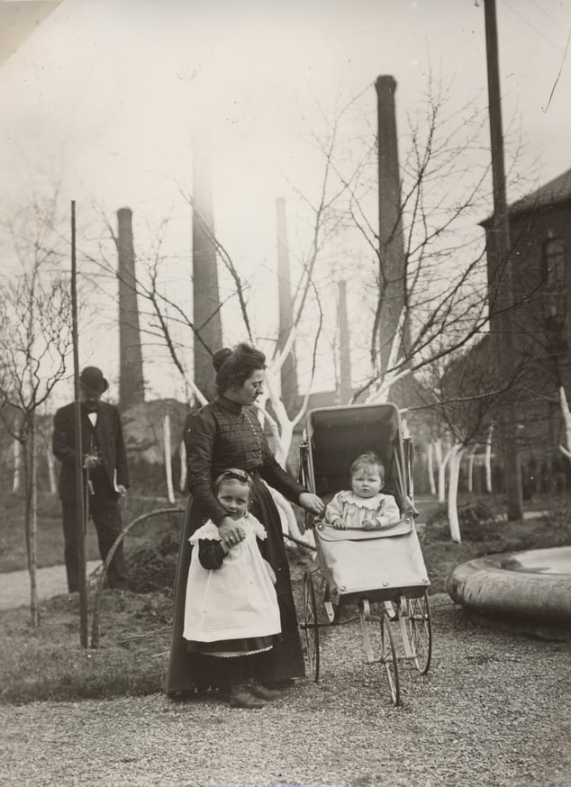 Blick vom Brunnen zur Fabrik, wahrscheinlich Babette (Frau von Erhard I) mit Else und Brunhilde um 1900, im Hintergrund Erhard?