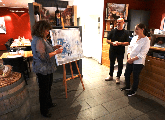 Die Künstlerin Dalia Pugatsch übrergibt das Siegerbild an Ramiz und Buki Memeti (Bilder: buebikernews)