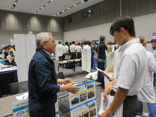 先生方も限られた時間内でたくさんのブースを回っているようでした