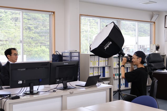 髙濵有志社長の撮影の様子。