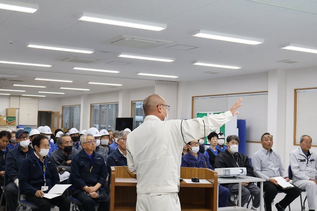 モニターを見つめる目も真剣です