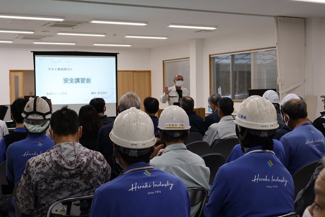 講師の話に耳を傾ける受講者たち