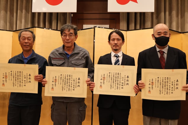 左から　三浦啓次さん（20年）　小野山惠亮さん（10年）　江上陽輔さん（20年）　宝亀泰彦さん（10年）