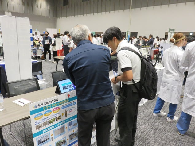 熱心に説明する総務部長と新卒予定の生徒さん