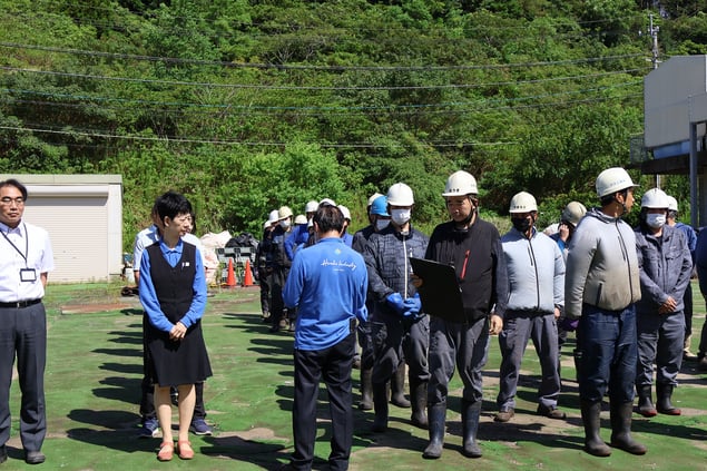 各部署に分かれ整列し、隊長へ報告します