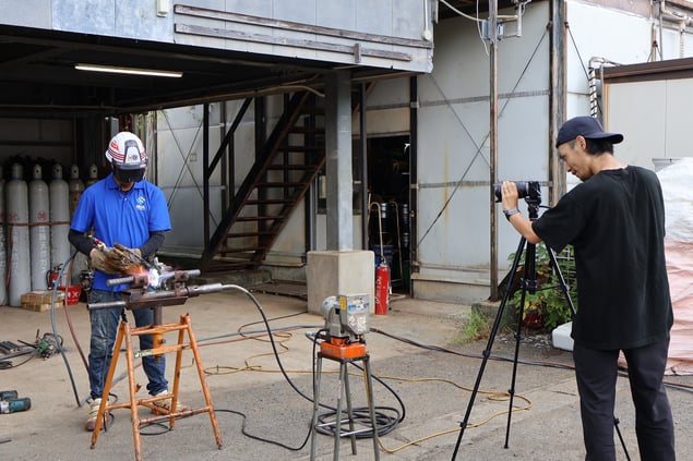 圧接部によるデモンストレーションの様子。