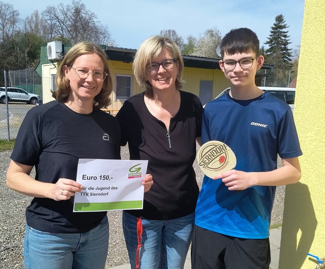 Brigitte Stoimenov (Die Grünen Sierndorf) überreichte eine Spende aus den Einnahmen des Tausch- und Verschenkmarktes an Martina und Simon Wilder. Das Geld kommt der Jugendarbeit zugute. Wir bedanken uns herzlich!