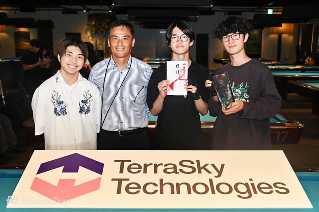 優勝:明治大学 3.7.w (サンナナダブル)Bチーム 来間心斗/齋藤祐弥/鈴木伊織 ※左2はメインスポンサーの株式会社テラスカイ・テクノロジーズの取締役執行役員・宮内修さん