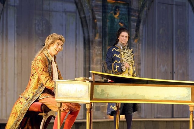 Deux des acteurs de la pièce sur scène dans le décors de fin 1700